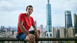 | Photo: X/Netflix : American rock climber Alex Honnold at Taipei 101, Taiwan.