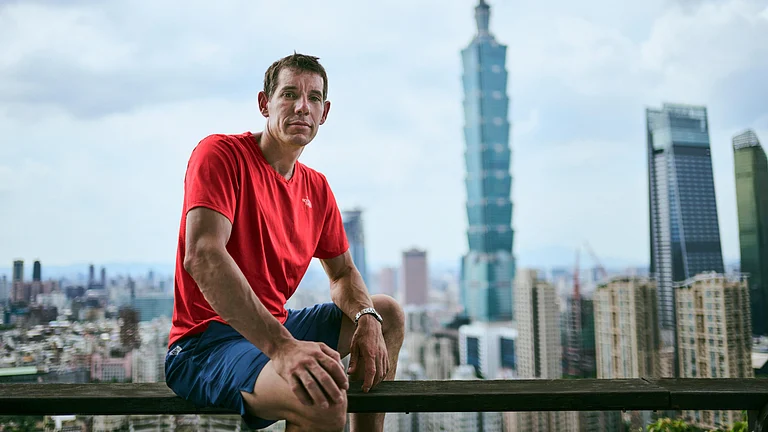 American rock climber Alex Honnold at Taipei 101, Taiwan. - | Photo: X/Netflix