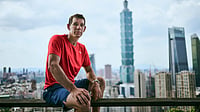 | Photo: X/Netflix : American rock climber Alex Honnold at Taipei 101, Taiwan.