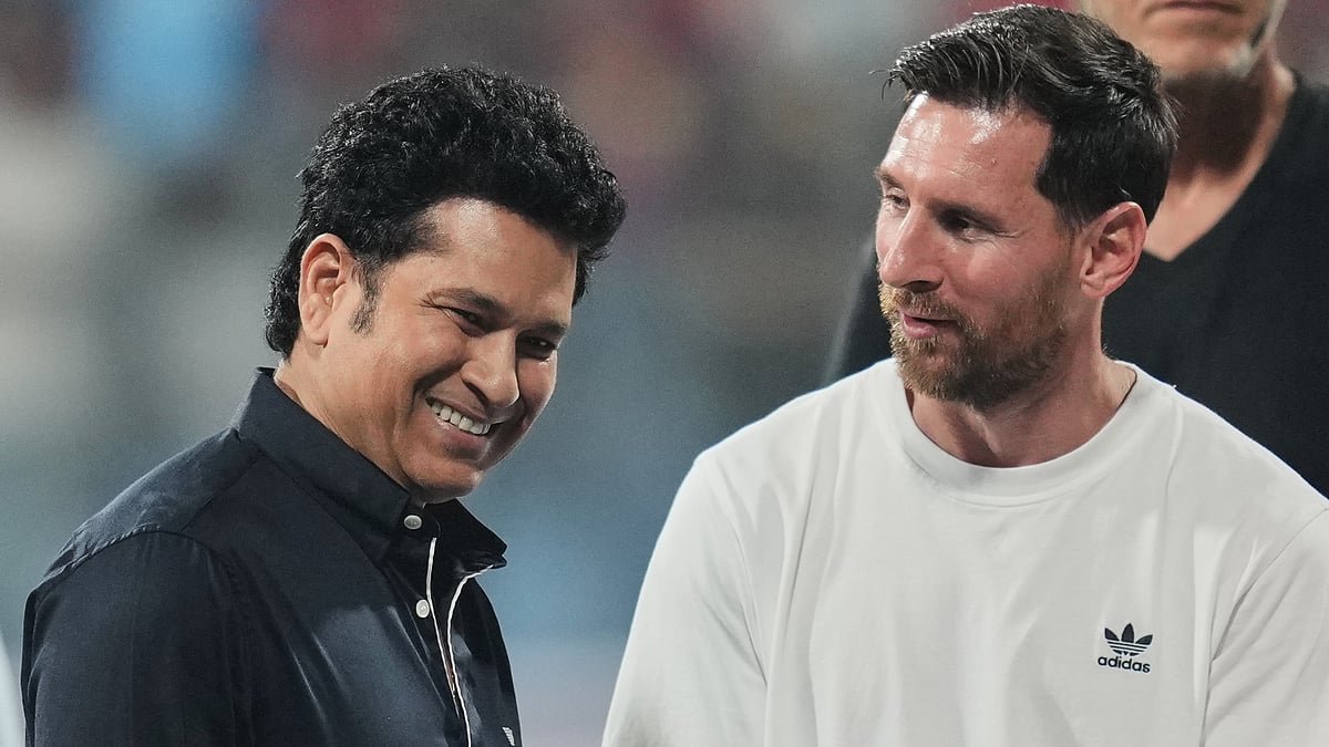 Argentina's Lionel Messi, right, and former Indian cricketer Sachin Tendulkar pose for picture during his India tour in Mumbai, India, Sunday, Dec. 14, 2025.  - | Photo: AP/Rafiq Maqbool