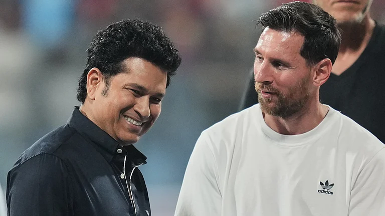 Argentina's Lionel Messi, right, and former Indian cricketer Sachin Tendulkar pose for picture during his India tour in Mumbai, India, Sunday, Dec. 14, 2025. - | Photo: AP/Rafiq Maqbool