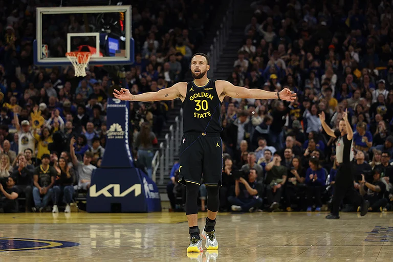 Golden State Warriors guard Stephen Curry (30) celebrates during the second half of an NBA basketball game against the Phoenix Suns in San Francisco. - | Photo: AP/Jed Jacobsohn