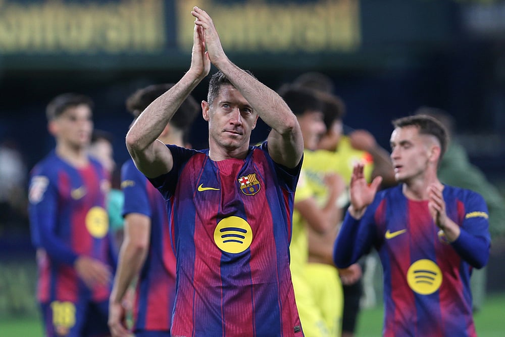 Barcelona's Robert Lewandowski celebrates his team victory during the Spanish La Liga soccer match between Villarreal and Barcelona in Villarreal, Spain. - | Photo: AP/Alberto Saiz