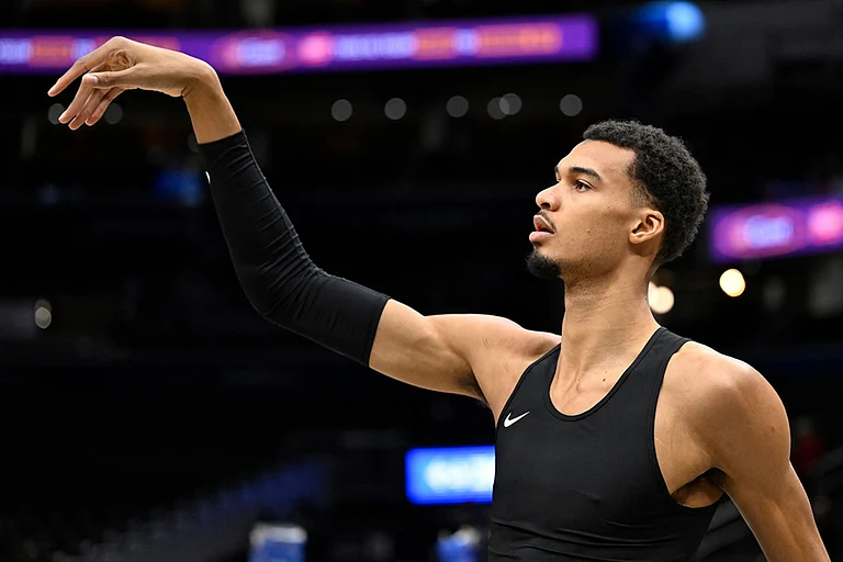 San Antonio Spurs forward Victor Wembanyama warms up before an NBA basketball game against the Washington Wizards in Washington. - | Photo: AP/John McDonnell