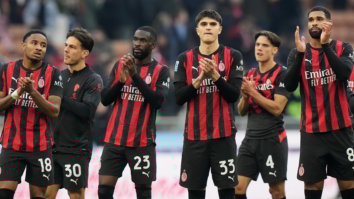 AC Milan players greet fans at the end of the Serie A soccer match between AC Milan and Sassuolo, in Milan, Italy, Sunday, Dec. 14, 2025.  - | Photo: AP/Luca Bruno