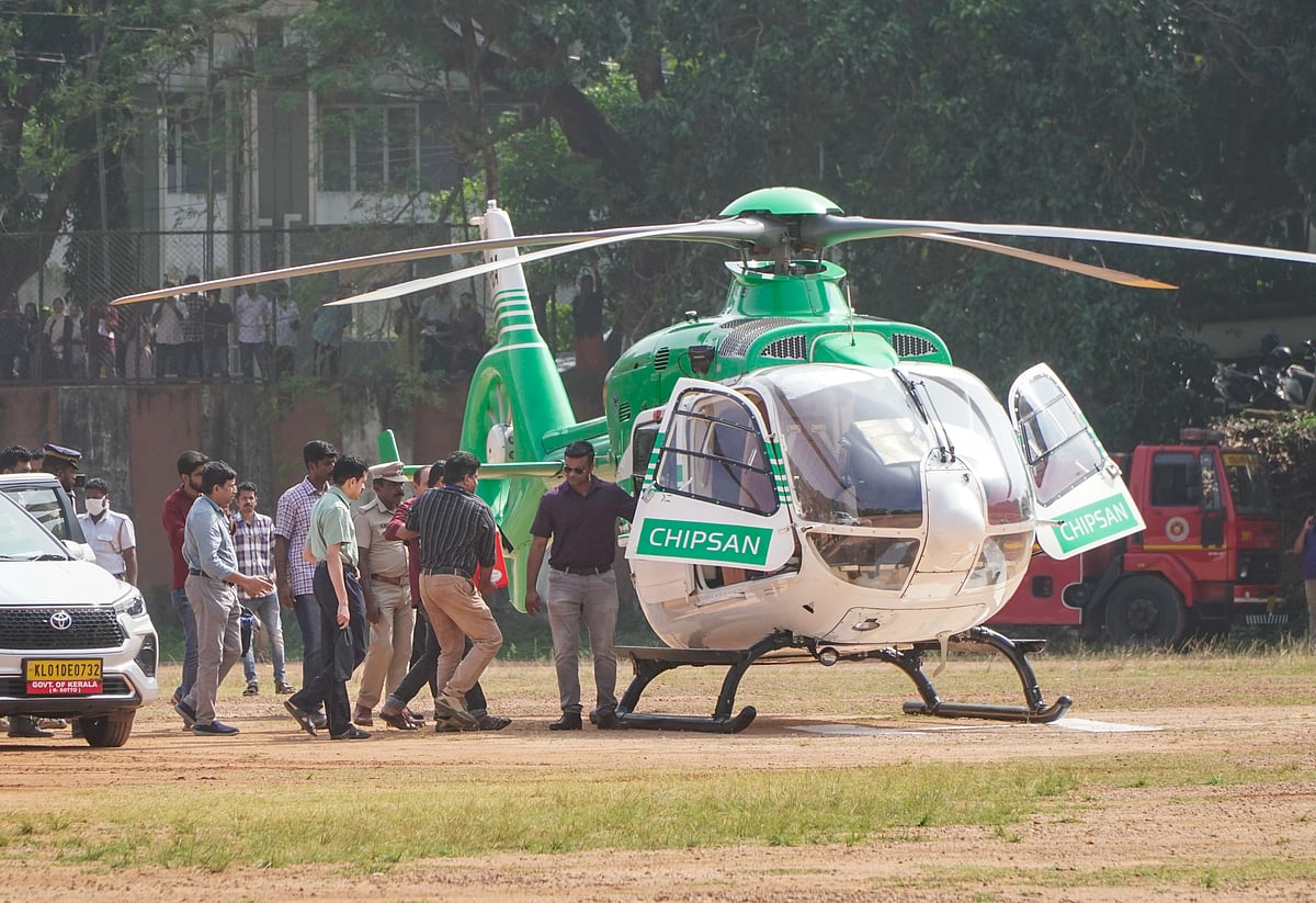 Special Arrangement : Doctors rush the harvested heart to an air ambulance at Thiruvananthapuram en route to Kochi,