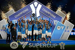 | Photo: AP/Altaf Qadri : Napoli's players celebrate with the trophy at the end of the Italian Super Cup final soccer match between Napoli and Bologna in Riyadh, Saudi Arabia.