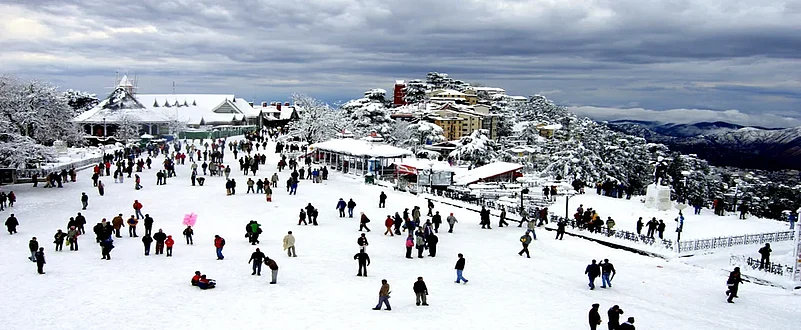 Crowds enjoying snowfall at Shimla Ridge