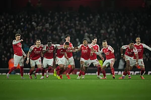 | Photo: AP/Kin Cheung : Arsenal players celebrate after winning in a penalty shootout the English Football League Cup quarter-final soccer match between Arsenal and Crystal Palace in London.