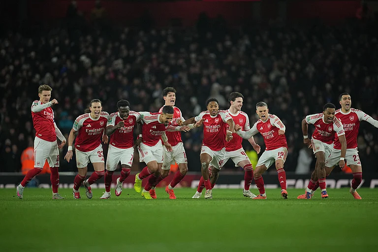 Arsenal players celebrate after winning in a penalty shootout the English Football League Cup quarter-final soccer match between Arsenal and Crystal Palace in London. - | Photo: AP/Kin Cheung