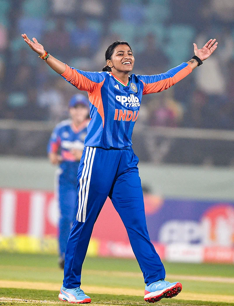 IND W vs SL W 2nd T20I Cricket-Sneh Rana