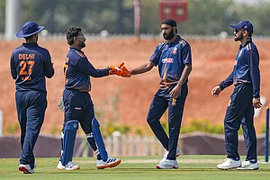 | Photo: PTI/Shailendra Bhojak : From left, Delhi's Nitish Rana with captain Rishabh Pant and teammates Simarjeet Singh and Virat Kohli celebrates a dismissal during the Vijay Hazare Trophy 2025-26 cricket match between Andhra and Delhi, at BCCI Centre of Excellence Ground, in Bengaluru.