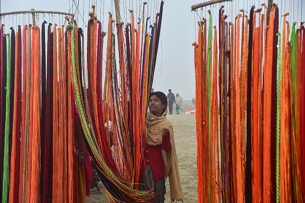 Standalone: Worker sells holy threads