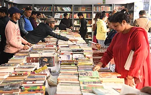 IMAGO / Hindustan Times : Book lovers at a fair picking their next reads
