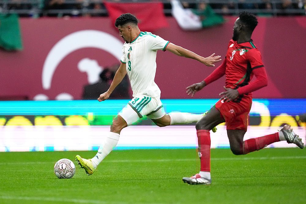 Algeria's Baghdad Bounedjah attempts a shot next to Sudan's Mohamed Saeed Ahmed during the Africa Cup of Nations group E soccer match between Algeria and Sudan in Rabat, Morocco. - | Photo: AP/Mosa'ab Elshamy