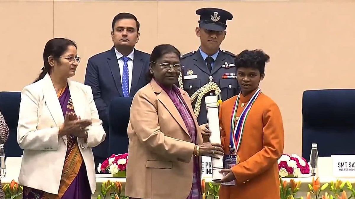 Yogita Mandavi receiving the Pradhan Mantri Rashtriya Bal Puraskar from President Droupadi Murmu in New Delhi. - X/SAI Bhopal