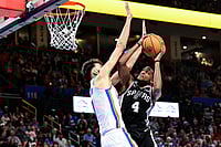 NBA: San Antonio Spurs Beat Oklahoma City Thunder 117-102 For Eighth Straight Win | Photo: AP/Gerald Leong : San Antonio Spurs guard De'Aaron Fox (4) shoots against Oklahoma City Thunder Chet Holmgren (7) during the first half of an NBA basketball game in Oklahoma City.