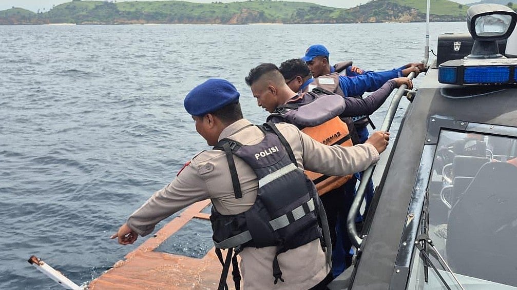  this photo released by the Indonesian National Search and Rescue Agency (BASARNAS) on Saturday, Dec. 27, 2025, rescuers examine a debris believed to be from a tour boat that sank, near Padar Island within Komodo National Park, Indonesia - BASARNAS via AP