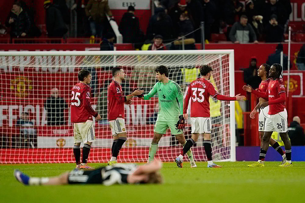 Manchester United players celebrate after their win, during the English Premier League soccer match between Manchester United and Newcastle in Manchester, England. - | Photo: AP/Dave Thompson