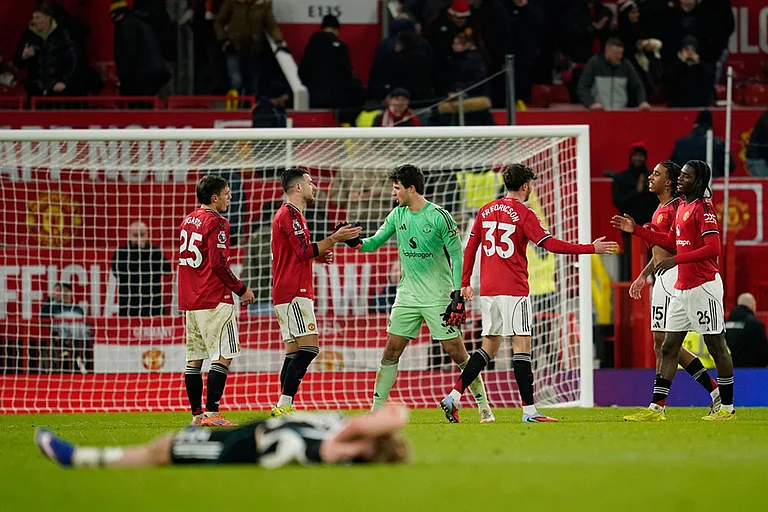 Manchester United players celebrate after their win, during the English Premier League soccer match between Manchester United and Newcastle in Manchester, England. - | Photo: AP/Dave Thompson