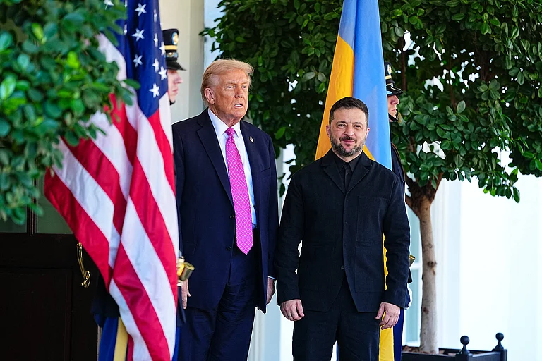 President Trump greets the President of Ukraine President Donald Trump greets the President of Ukraine Volodymyr Zelenskyy at the White House in Washington DC, on Friday, October 17, 2025. - IMAGO / ABACAPRESS