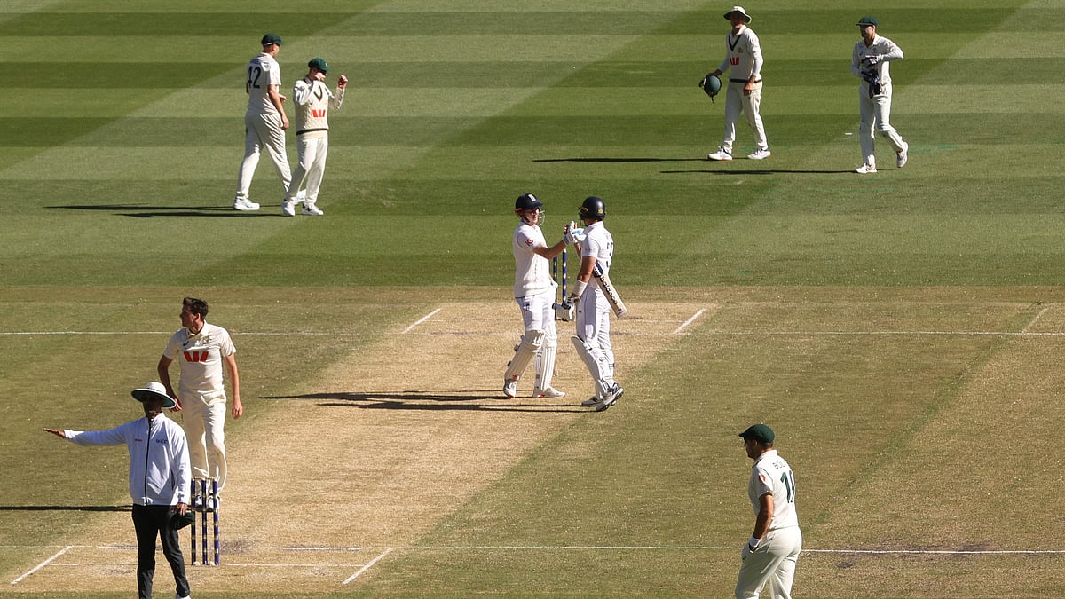 England's Jamie Smith, center right, and batting partner Harry Brook shake hands after defeating Australia on Day 2 of their Ashes cricket test match in Melbourne, Saturday, Dec. 27, 2025 - (AP Photo/Hamish Blair)