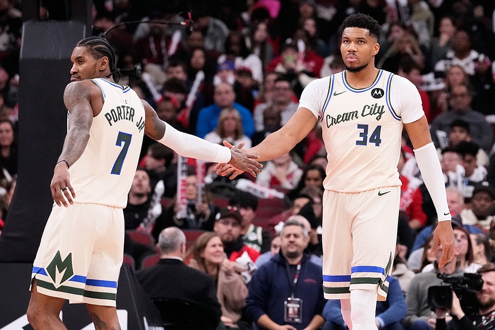 Milwaukee Bucks forward Giannis Antetokounmpo, right, celebrates with guard Kevin Porter Jr.. left, during the second half of an NBA basketball game against the Chicago Bulls in Chicago. - | Photo: AP/Nam Y. Huh