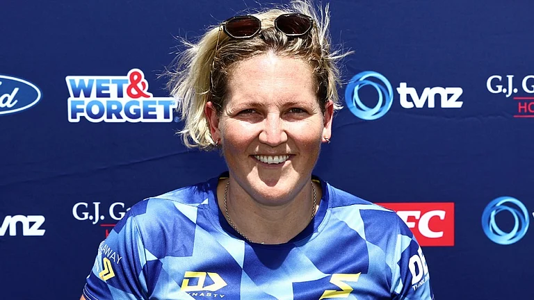 Otago's Laura Harris with the Women's Super Smash 2025-26 Player of the Match award for her fifty. - | Photo: X/SuperSmashNZ