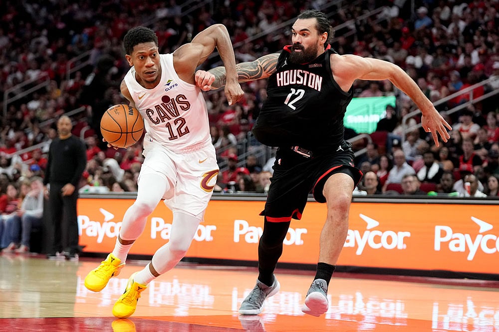 Cleveland Cavaliers forward De'Andre Hunter, left, drives to the basket as Houston Rockets center Steven Adams, right, defends during the second half of an NBA basketball game in Houston. - | Photo: AP/Eric Christian Smith