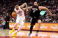 NBA: Kevin Durant Leads Houston Rockets To 117-100 Win Over Cleveland Cavaliers | Photo: AP/Eric Christian Smith : Cleveland Cavaliers forward De'Andre Hunter, left, drives to the basket as Houston Rockets center Steven Adams, right, defends during the second half of an NBA basketball game in Houston.