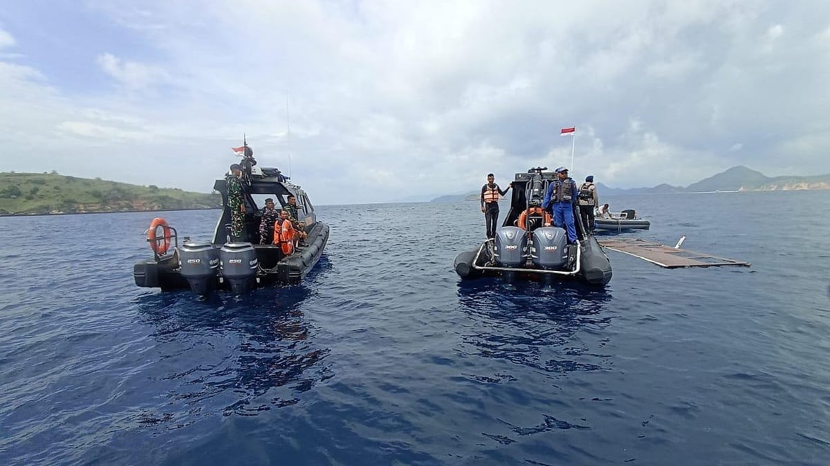 In this photo released by the Indonesian National Search and Rescue Agency (BASARNAS) on Saturday, Dec. 27, 2025, rescuers examine the waters where a debris believed to be from a tour boat that sank was found, near Padar Island within Komodo National Park, Indonesia. - | Photo: AP/BASARNAS 