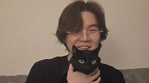 X : BTS Suga introduces his pet cat during his live session