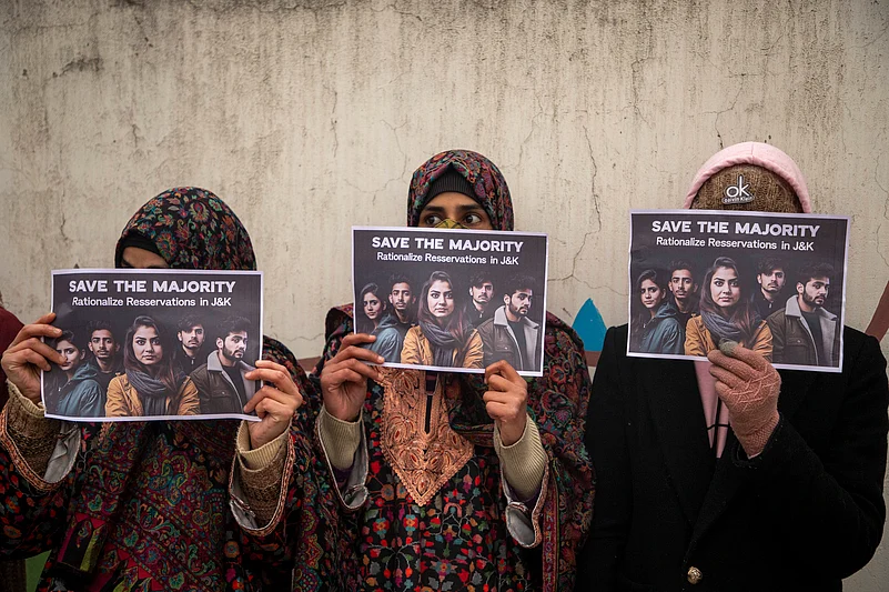 Kashmiri students protest reservation
Jammu and Kashmir reservation issue