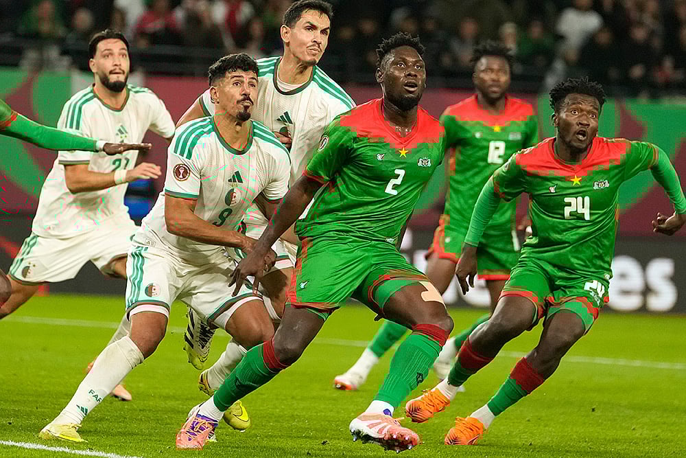 Algeria and Burkina Faso players anticipate a corner kick during the Africa Cup of Nations group E soccer match between Algeria and Burkina Faso in Rabat, Morocco. - | Photo: AP/Mosa'ab Elshamy