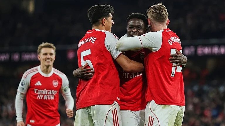 Arsenal's Bukayo Saka, second right, celebrates with teammates after his team scored the opening goal during the English Premier League soccer match between Arsenal and Wolves in London. - | Photo: AP/Richard Pelham