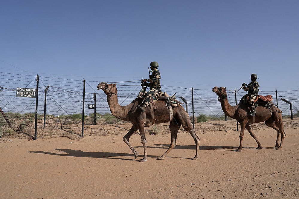 BSF Patrols India-Pakistan border at Jaisalmer 