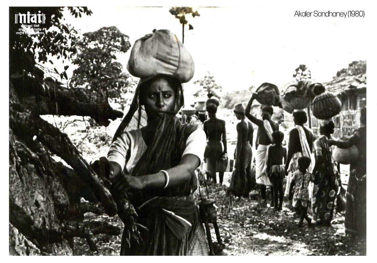 Akaler Sandhane Still