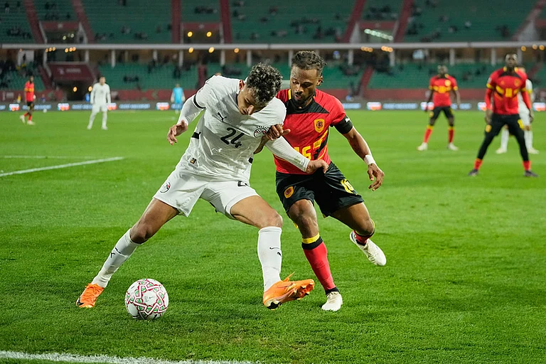 Egypt's Ahmed Eid and Angola's Fredy, right, compete for the ball during the Africa Cup of Nations group B soccer match between Angola and Egypt in Agadir, Morocco. - | Photo: AP/Mosa'ab Elshamy
