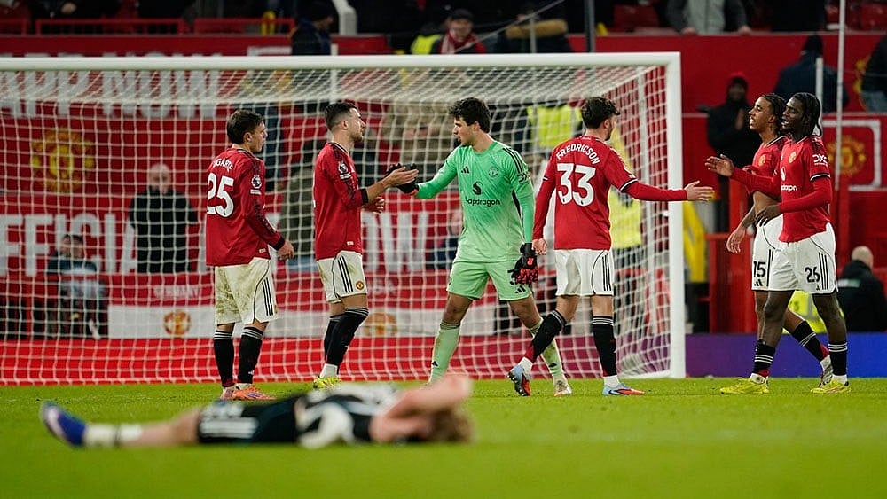 Manchester United players celebrate after their win, during the English Premier League soccer match between Manchester United and Newcastle in Manchester, England. - | Photo: AP/Dave Thompson