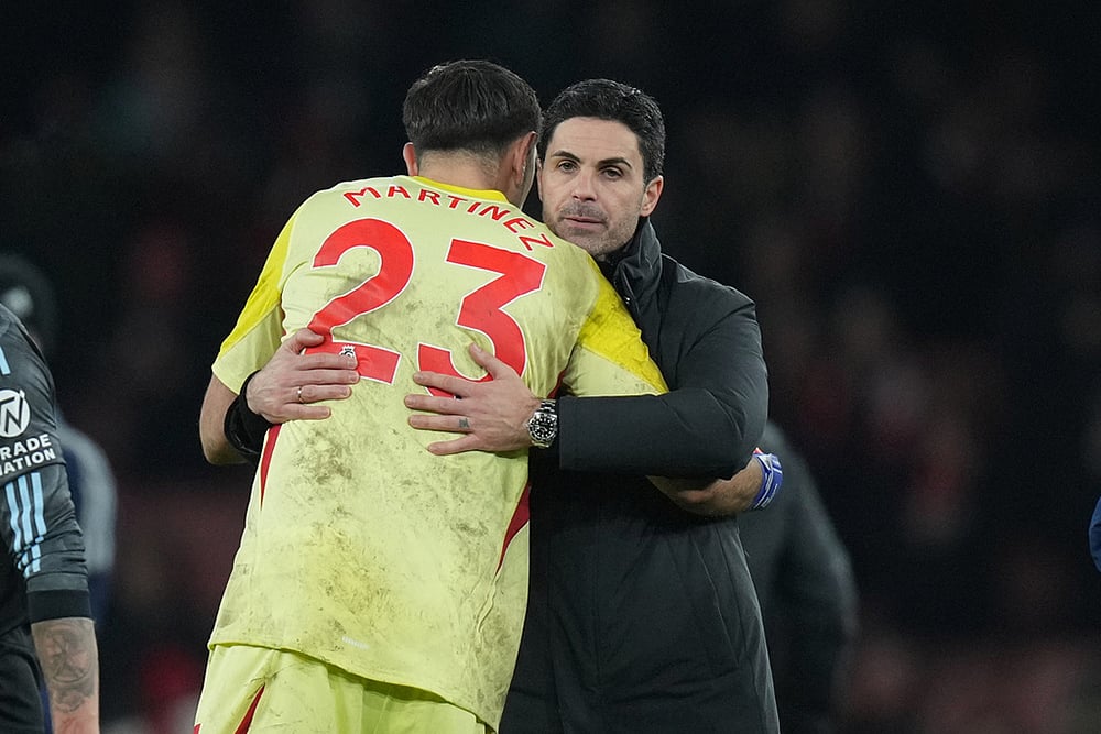 Arsenal's manager Mikel Arteta, right, hugs Aston Villa's goalkeeper Emiliano Martinez at the end of the English Premier League soccer match between Arsenal and Aston Villa in London.  - | Photo: AP/Alastair Grant