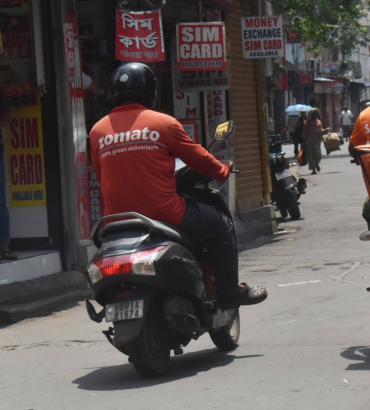 Source: IMAGO / NurPhoto  : App based food delivery persons from Zomato and Swiggy delivering food in Kolkata, India