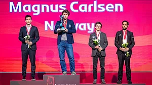 | Photo: X/FIDE_chess : Norway's Magnus Carlsen with the FIDE World Blitz Championship 2025 title, with India's Arjun Erigaisi with the bronze medal behind.