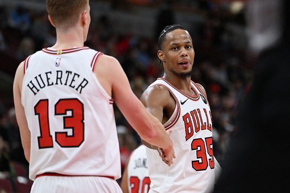 Chicago Bulls' Isaac Okoro (35) celebrates with teammate Kevin Huerter (13) during the final seconds of an NBA basketball game against the New Orleans Pelicans in Chicago. - | Photo: AP/Paul Beaty