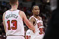 NBA 2025-26: Isaac Okoro Leads Chicago Bulls To 134-118 Victory Over New Orleans Pelicans | Photo: AP/Paul Beaty : Chicago Bulls' Isaac Okoro (35) celebrates with teammate Kevin Huerter (13) during the final seconds of an NBA basketball game against the New Orleans Pelicans in Chicago.