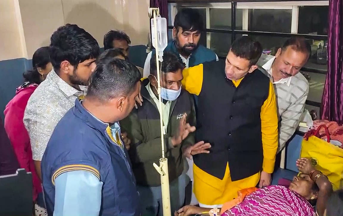 Congress Madhya Pradesh President Jitu Patwari meets a patient who fell ill after consuming contaminated water, in Indore on Wednesday.  - (ANI Video Grab) 
Source: IMAGO / ANI News