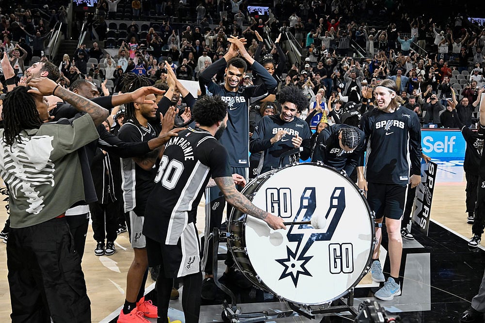 San Antonio Spurs players celebrate their win after their NBA basketball game against the New York Knicks in San Antonio. - | Photo: AP/Darren Abate