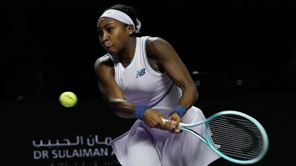 Coco Gauff of the United States plays a backhand return to Aryna Sabalenka of Belarus during their women's singles match at the WTA tennis finals in Riyadh, Saudi Arabia. - | Photo: AP/Fatima Shbair