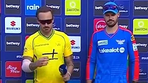 X/SA20_League : Captains Faf du Plessis (left) and Aiden Markram at the toss for the SA20 match between Joburg Super Kings and Durban Super Giants.