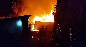 IMAGO / ANI News : Flames billow out as a fire breaks out in Kishtwar, on Thursday