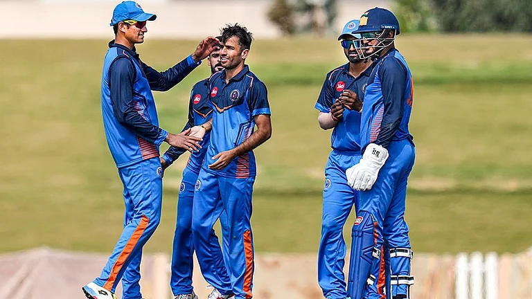 Gujarat's Ravi Bishnoi, centre, with teammates celebrates after taking the wicket of Delhi's Ayush Badoni during the Vijay Hazare Trophy 2025-26 cricket match between Gujarat and Delhi, at BCCI Centre of Excellence Ground, in Bengaluru. - | Photo: PTI/Shailendra Bhojak